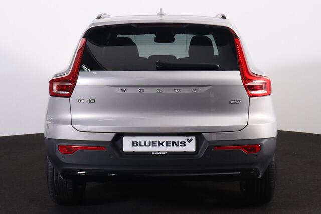 Volvo XC40 B3 Plus Dark - IntelliSafe Assist & Surround - 360º Camera - Harman/Kardon audio - Verwarmde voorstoelen & stuur - Parkeersensoren voor & achter - Elektr. bedienb. voorstoelen met geheugen links - Draadloze tel. lader - Extra getint glas - 19' LMV
