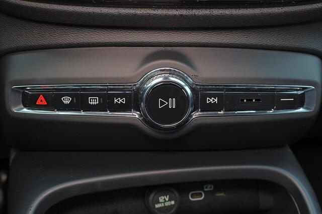 Volvo XC40 B3 Plus Dark - IntelliSafe Assist & Surround - 360º Camera - Harman/Kardon audio - Verwarmde voorstoelen & stuur - Parkeersensoren voor & achter - Elektr. bedienb. voorstoelen met geheugen links - Draadloze tel. lader - Extra getint glas - 19' LMV