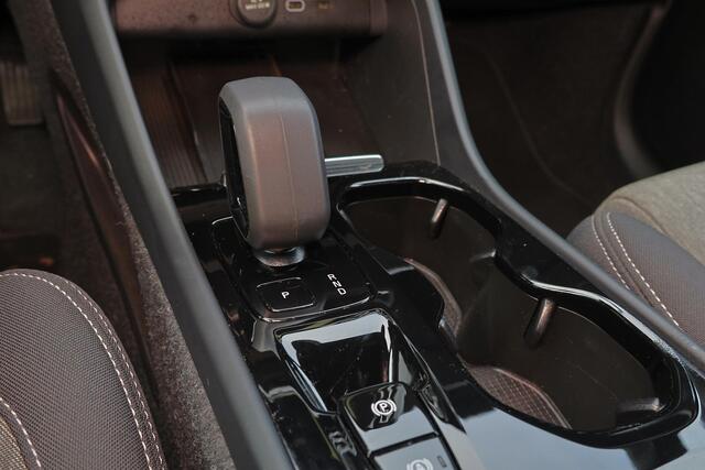 Volvo XC40 B3 Plus Dark - IntelliSafe Assist & Surround - 360º Camera - Harman/Kardon audio - Verwarmde voorstoelen & stuur - Parkeersensoren voor & achter - Elektr. bedienb. voorstoelen met geheugen links - Draadloze tel. lader - Extra getint glas - 19' LMV