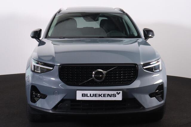 Volvo XC40 T4 Recharge Ultimate Dark - Panorama/schuifdak - Harman/Kardon audio - Parkeercamera achter - Verwarmde voorstoelen & stuur - Parkeersensoren voor & achter - Elektr. bedienb. voorstoelen met geheugen links - Draadloze tel. lader - Cruise control - Extra g