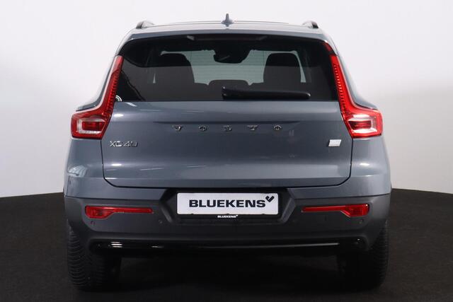 Volvo XC40 T4 Recharge Ultimate Dark - Panorama/schuifdak - Harman/Kardon audio - Parkeercamera achter - Verwarmde voorstoelen & stuur - Parkeersensoren voor & achter - Elektr. bedienb. voorstoelen met geheugen links - Draadloze tel. lader - Cruise control - Extra g