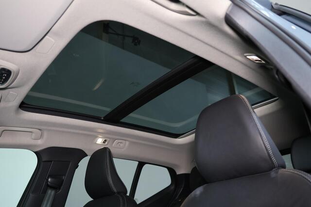 Volvo XC40 T4 Recharge Ultimate Dark - Panorama/schuifdak - Harman/Kardon audio - Parkeercamera achter - Verwarmde voorstoelen & stuur - Parkeersensoren voor & achter - Elektr. bedienb. voorstoelen met geheugen links - Draadloze tel. lader - Cruise control - Extra g