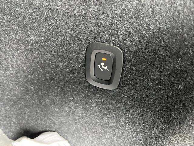 Volvo XC40 2.0 T4 R-Design | Navi | Schuif-/Kanteldak | Elektrische Stoelverstelling | Parkeercamera | Memory | Cruise Control | Parkeersensoren Voor + Achter | Volvo On Call | 18" LM |