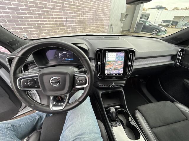 Volvo XC40 Recharge P8 AWD R-Design | Adaptive cruise control | Stoel- en stuurwielverwarming | 360 camera | Warmtepomp | Elektrische stoelverstelling | Parkeersensoren voor + achter | Voorruitverwarming | Dode hoek detectie BLIS |