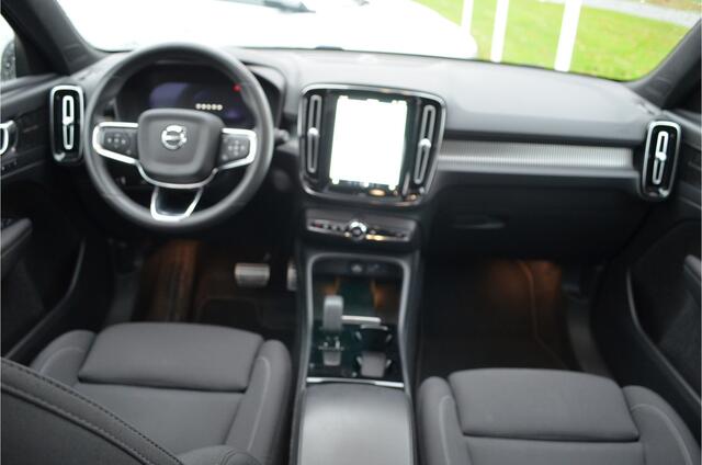 Volvo XC40 Recharge Pro Panoramadak Trekhaak 1500KG Contourzetels Cruise control adaptief met stop&go en stuurhulp Interieur voorverwarming/(koeling) Zwart dak