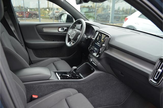 Volvo XC40 Recharge Pro Panoramadak Trekhaak 1500KG Contourzetels Cruise control adaptief met stop&go en stuurhulp Interieur voorverwarming/(koeling) Zwart dak