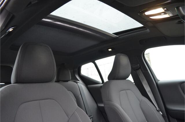 Volvo XC40 Recharge Pro Panoramadak Trekhaak 1500KG Contourzetels Cruise control adaptief met stop&go en stuurhulp Interieur voorverwarming/(koeling) Zwart dak