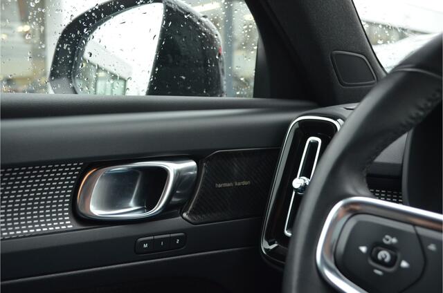 Volvo XC40 Recharge Pro Panoramadak Trekhaak 1500KG Contourzetels Cruise control adaptief met stop&go en stuurhulp Interieur voorverwarming/(koeling) Zwart dak