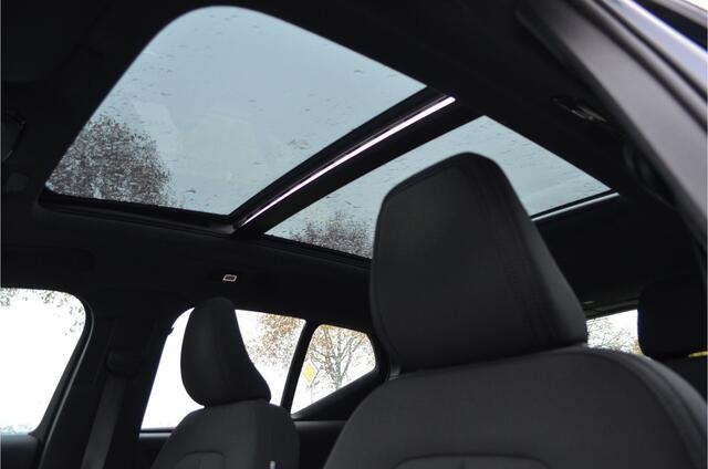 Volvo XC40 Recharge Pro Panoramadak Trekhaak 1500KG Contourzetels Cruise control adaptief met stop&go en stuurhulp Interieur voorverwarming/(koeling) Zwart dak