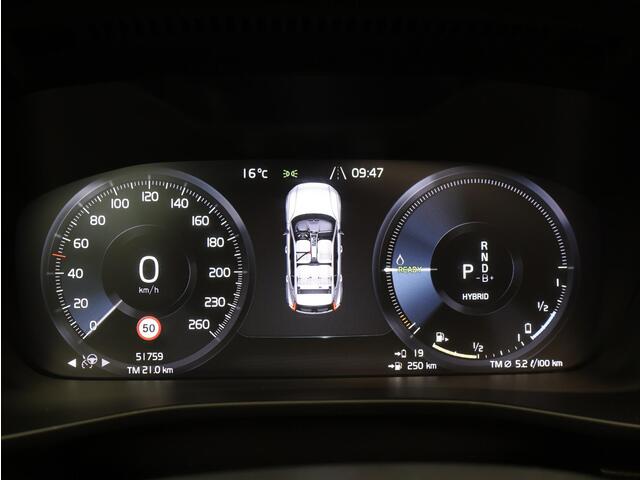 Volvo XC40 T5 262PK Recharge R-Design / Panorama Dak / Trekhaak / 360gr Camera / Elekt. Verstelbare Stoelen / Verwarmbare Voorstoelen + Stuurwiel /