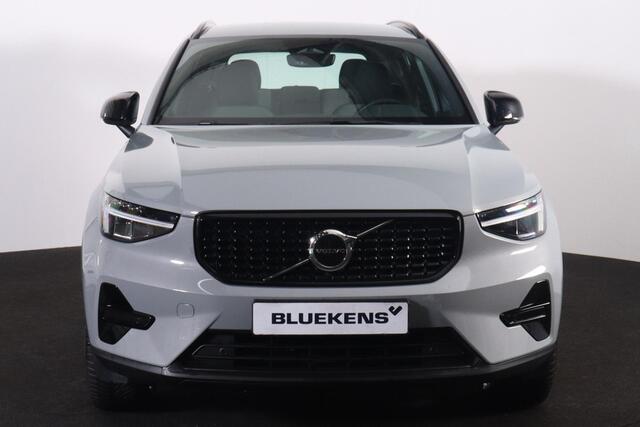 Volvo XC40 B4 Plus Dark - IntelliSafe Assist & Surround - Harman/Kardon audio - Parkeercamera achter - Verwarmde voorstoelen & stuur - Parkeersensoren voor & achter - Elektr. bedienb. voorstoelen met geheugen links - Draadloze tel. lader - Elektr. inklapbare trekhaa