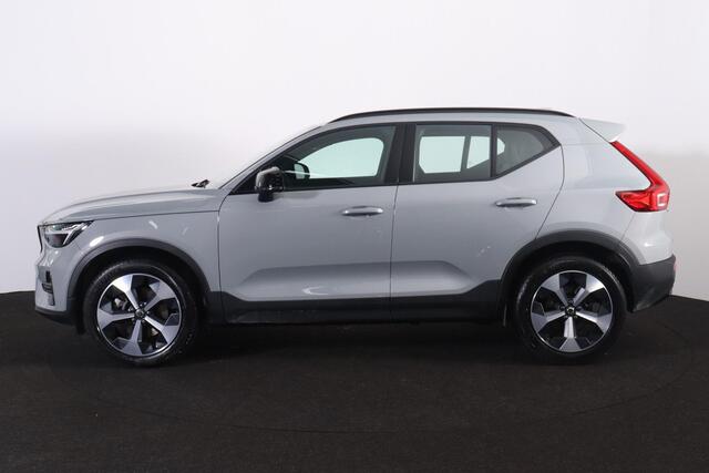 Volvo XC40 B4 Plus Dark - IntelliSafe Assist & Surround - Harman/Kardon audio - Parkeercamera achter - Verwarmde voorstoelen & stuur - Parkeersensoren voor & achter - Elektr. bedienb. voorstoelen met geheugen links - Draadloze tel. lader - Elektr. inklapbare trekhaa