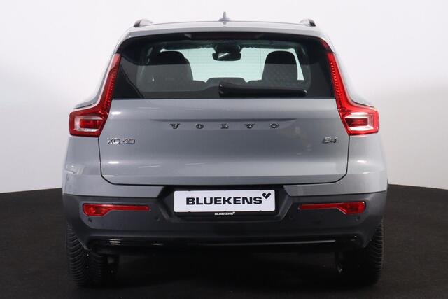 Volvo XC40 B4 Plus Dark - IntelliSafe Assist & Surround - Harman/Kardon audio - Parkeercamera achter - Verwarmde voorstoelen & stuur - Parkeersensoren voor & achter - Elektr. bedienb. voorstoelen met geheugen links - Draadloze tel. lader - Elektr. inklapbare trekhaa