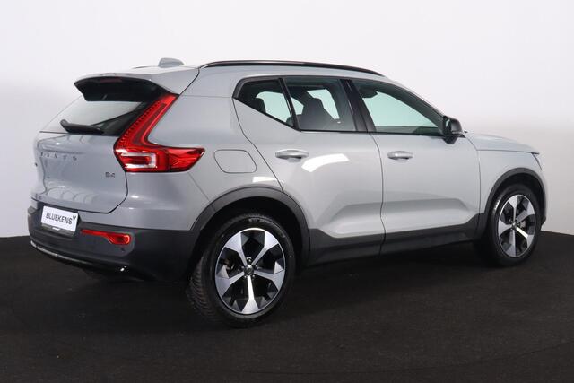 Volvo XC40 B4 Plus Dark - IntelliSafe Assist & Surround - Harman/Kardon audio - Parkeercamera achter - Verwarmde voorstoelen & stuur - Parkeersensoren voor & achter - Elektr. bedienb. voorstoelen met geheugen links - Draadloze tel. lader - Elektr. inklapbare trekhaa