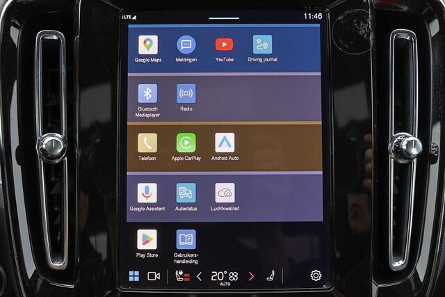 Volvo XC40 B4 Plus Dark - IntelliSafe Assist & Surround - Harman/Kardon audio - Parkeercamera achter - Verwarmde voorstoelen & stuur - Parkeersensoren voor & achter - Elektr. bedienb. voorstoelen met geheugen links - Draadloze tel. lader - Elektr. inklapbare trekhaa