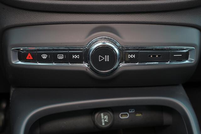 Volvo XC40 B4 Plus Dark - IntelliSafe Assist & Surround - Harman/Kardon audio - Parkeercamera achter - Verwarmde voorstoelen & stuur - Parkeersensoren voor & achter - Elektr. bedienb. voorstoelen met geheugen links - Draadloze tel. lader - Elektr. inklapbare trekhaa