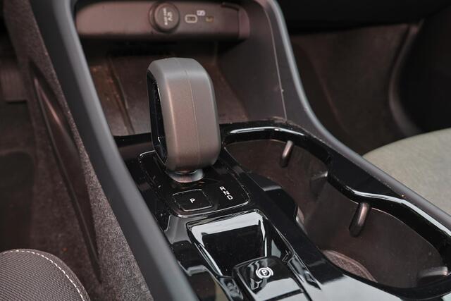 Volvo XC40 B4 Plus Dark - IntelliSafe Assist & Surround - Harman/Kardon audio - Parkeercamera achter - Verwarmde voorstoelen & stuur - Parkeersensoren voor & achter - Elektr. bedienb. voorstoelen met geheugen links - Draadloze tel. lader - Elektr. inklapbare trekhaa