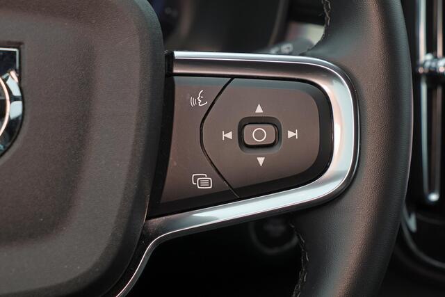 Volvo XC40 B4 Plus Dark - IntelliSafe Assist & Surround - Harman/Kardon audio - Parkeercamera achter - Verwarmde voorstoelen & stuur - Parkeersensoren voor & achter - Elektr. bedienb. voorstoelen met geheugen links - Draadloze tel. lader - Elektr. inklapbare trekhaa