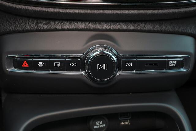 Volvo XC40 T2 Business Pro - IntelliSafe Assist & Surround - Parkeercamera achter - Parkeersensoren voor & achter - Apple Carplay & Android Auto - Elektr. inklapbare trekhaak - 19' LMV