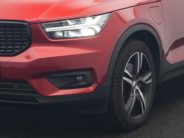 Volvo XC40 T5 Recharge R-Design Plug In Hybrid 262pk Dealer O.H PHEV | Panodak | Camera | Harman & Kardon | Alcantara Sportstoelen Memory & Verwarmd | Apple Carplay | Blis | Adaptive LED | Navigatie | Virtual | DAB |