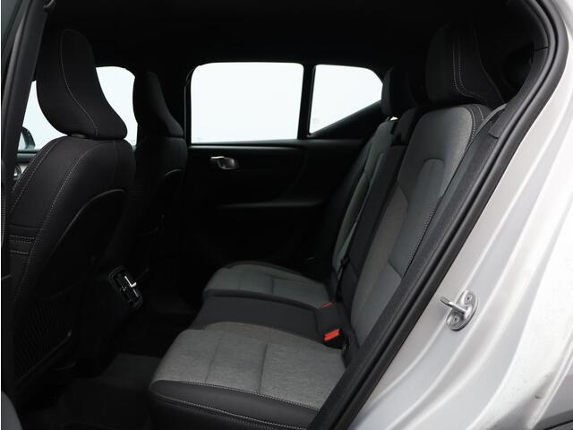 Volvo XC40 2.0 B4 Plus Dark / Trekhaak / Elektr. bed. stoelen / Harman Kardon / Stoel+stuurverwarming