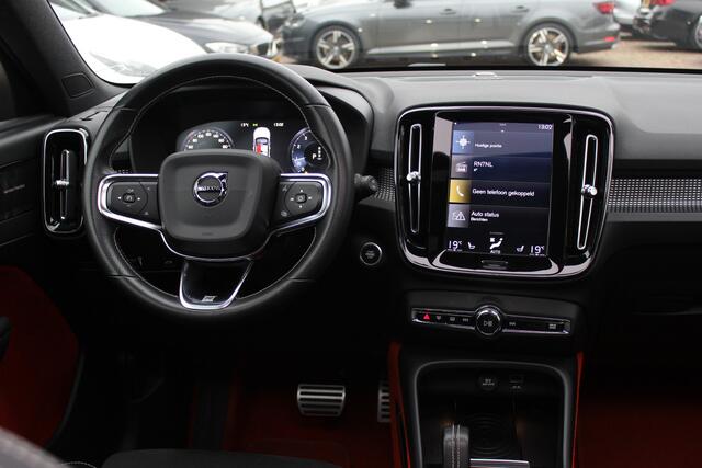 Volvo XC40 2.0 T5 AWD R-Design Intro Edition / Trekhaak / Panoramadak / 360Camera / Standverwarming / Leder / Harman Kardon / Navigatie / Stuurverwarming / ACC / Dodehoek / DAB