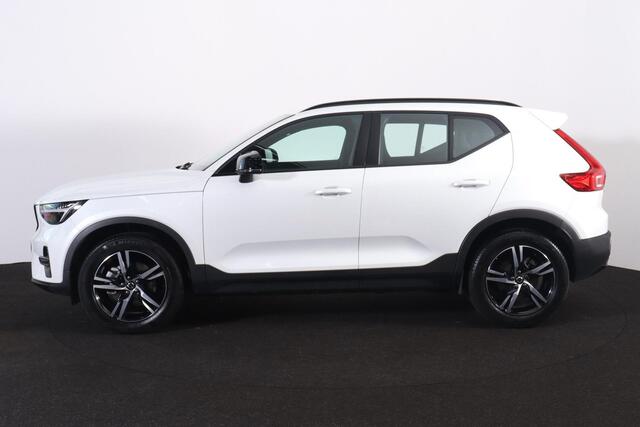 Volvo XC40 B4 Plus Dark - IntelliSafe Assist & Surround - Harman/Kardon audio - Parkeercamera achter - Verwarmde voorstoelen & stuur - Parkeersensoren voor & achter - Elektr. bedienb. voorstoelen met geheugen links - Draadloze tel. lader - Elektr. inklapbare trekhaa