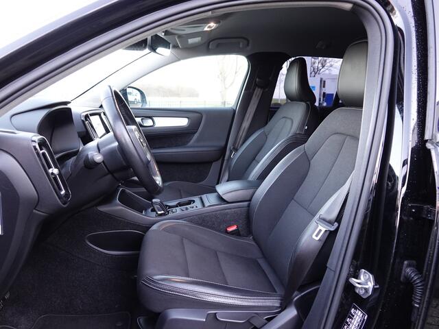 Volvo XC40 2.0 T4 Momentum TREKH. | NAVI | LMV | CRUISE | PDC