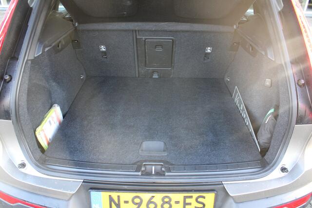 Volvo XC40 T2 Automaat Momentum Business | Trekhaak | Adapt. Cruise | Verw. Stoel & stuurwiel | Camera | DAB