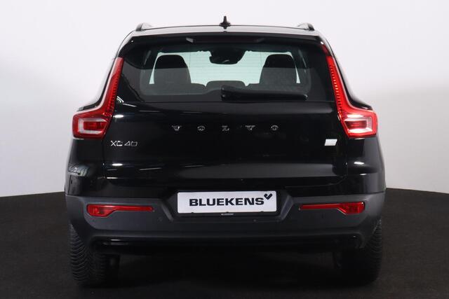 Volvo XC40 T4 Recharge R-Design - IntelliSafe Assist - Parkeercamera achter - Verwarmde voorstoelen & stuur - Draadloze tel. lader - Parkeersensoren voor & achter - High Performance audio - 19' LMV