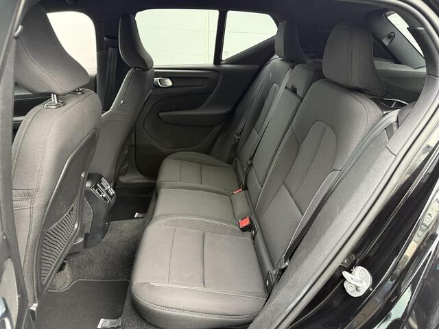 Volvo XC40 Recharge Core 70 kWh (SoH 94,6%) Trekhaak | Winterpack | Camera | Navigatie | Dealer Onderhouden