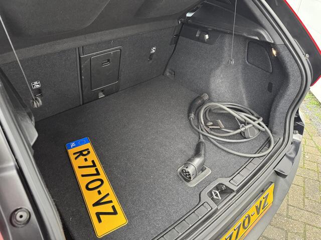 Volvo XC40 Recharge Core 70 kWh (SoH 94,6%) Trekhaak | Winterpack | Camera | Navigatie | Dealer Onderhouden