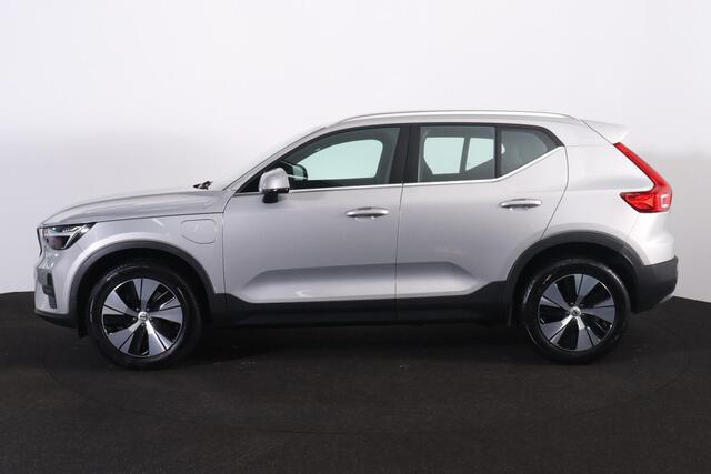 Volvo XC40 T5 Recharge Plus Bright - IntelliSafe Assist & Surround - 360º Camera - Verwarmde voorstoelen, stuur & achterbank - Parkeersensoren voor & achter - Elektr. bedienb. voorstoelen met geheugen links - Draadloze tel. lader - Elektr. inklapbare trekhaak - 18' 