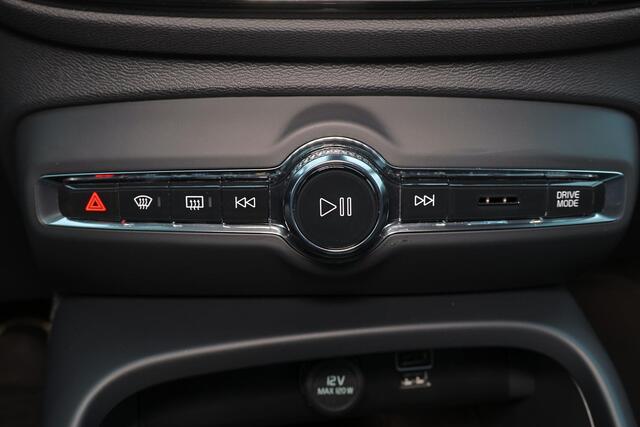 Volvo XC40 T5 Recharge Plus Bright - IntelliSafe Assist & Surround - 360º Camera - Verwarmde voorstoelen, stuur & achterbank - Parkeersensoren voor & achter - Elektr. bedienb. voorstoelen met geheugen links - Draadloze tel. lader - Elektr. inklapbare trekhaak - 18' 