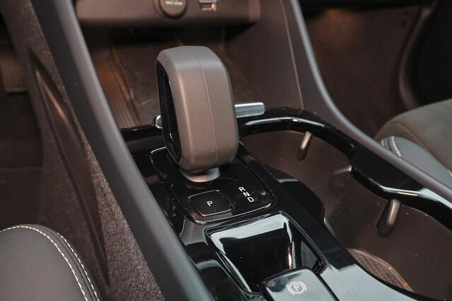 Volvo XC40 T5 Recharge Plus Bright - IntelliSafe Assist & Surround - 360º Camera - Verwarmde voorstoelen, stuur & achterbank - Parkeersensoren voor & achter - Elektr. bedienb. voorstoelen met geheugen links - Draadloze tel. lader - Elektr. inklapbare trekhaak - 18' 