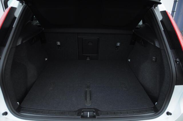 Volvo XC40 211PK Automaat B4 Ultimate Dark / Adaptieve cruise control / BLIS / Pixel LED / 20" velgen / Leder interieur / Stoel en stuurwielverwarming / 360 camera / Elektrische stoelen / Panoramadak