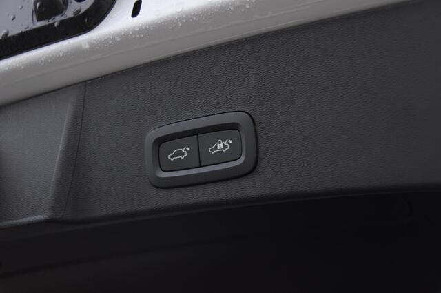 Volvo XC40 211PK Automaat B4 Ultimate Dark / Adaptieve cruise control / BLIS / Pixel LED / 20" velgen / Leder interieur / Stoel en stuurwielverwarming / 360 camera / Elektrische stoelen / Panoramadak