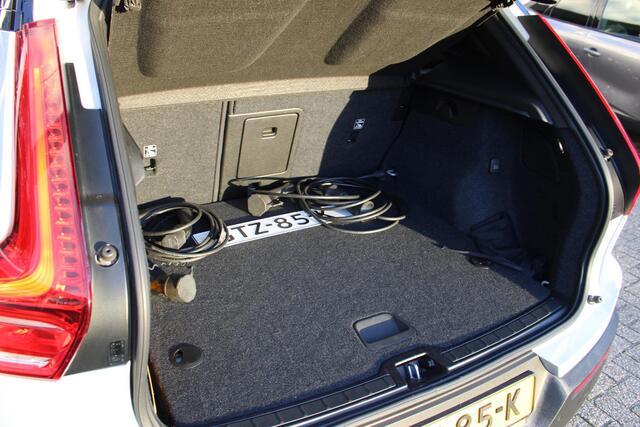 Volvo XC40 1.5 T4 Recharge R-Design Afneembare Trekhaak | Achterruitrij Camera | Automaat | All Season banden