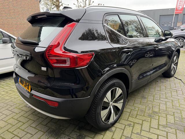 Volvo XC40 1.5 T4 Recharge R-Design exterieur Navi .stoelverwarming Stuur verwarming. enz net onderhouds beurt gehad bij volvo dealer .hybrid plug in .winterpakket.