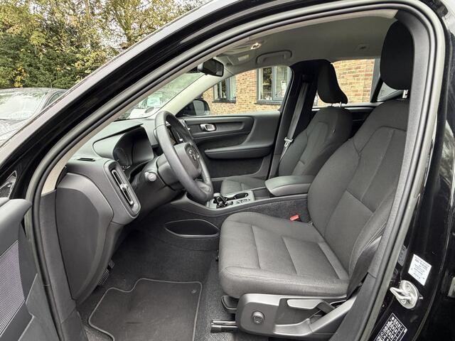 Volvo XC40 1.5 T4 Recharge R-Design exterieur Navi .stoelverwarming Stuur verwarming. enz net onderhouds beurt gehad bij volvo dealer .hybrid plug in .winterpakket.