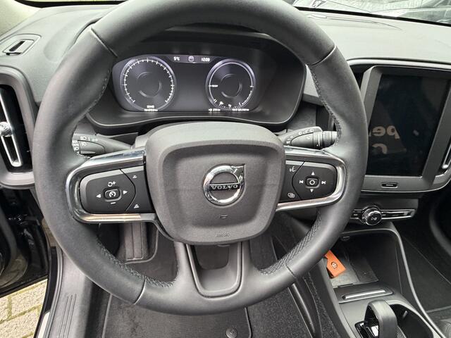 Volvo XC40 1.5 T4 Recharge R-Design exterieur Navi .stoelverwarming Stuur verwarming. enz net onderhouds beurt gehad bij volvo dealer .hybrid plug in .winterpakket.