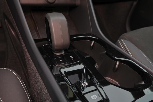 Volvo XC40 B3 Ultra Black Edition - Panorama/schuifdak - IntelliSafe Assist & Surround - 360º Camera - Harman/Kardon audio - LED Pixel koplampen - Verwarmde voorstoelen & stuur - Parkeersensoren voor & achter - Elektr. bedienb. voorstoelen met geheugen links - Draad