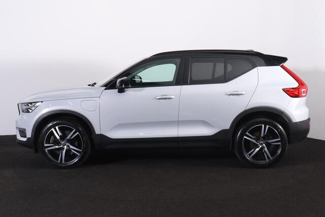 Volvo XC40 T5 Recharge R-Design - IntelliSafe Assist & Surround - Adaptieve LED koplampen - Parkeercamera achter - Parkeersensoren voor & achter - Elektr. bedienb. voorstoelen met geheugen links - Draadloze tel. lader - Extra getint glas - Elektr. inklapbare trekhaa