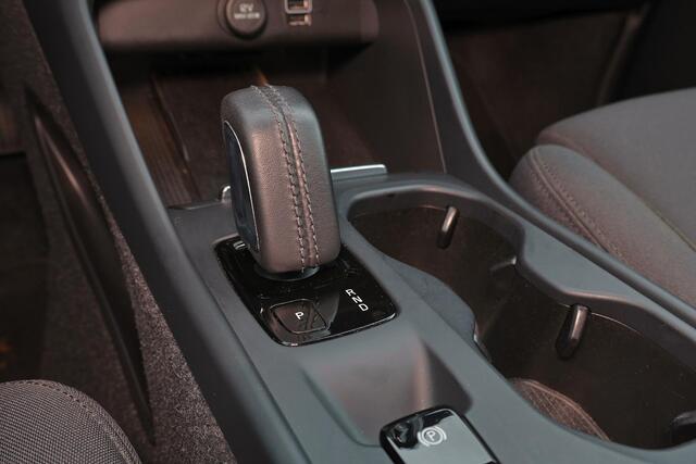 Volvo XC40 T5 Recharge R-Design - IntelliSafe Assist & Surround - Adaptieve LED koplampen - Parkeercamera achter - Parkeersensoren voor & achter - Elektr. bedienb. voorstoelen met geheugen links - Draadloze tel. lader - Extra getint glas - Elektr. inklapbare trekhaa