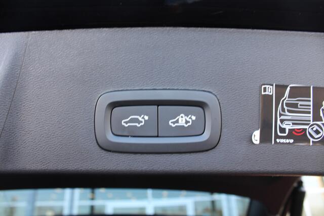 Volvo XC40 Recharge Core | Keyless | Verw. Stoel & stuurwiel | Getint glas | Camera