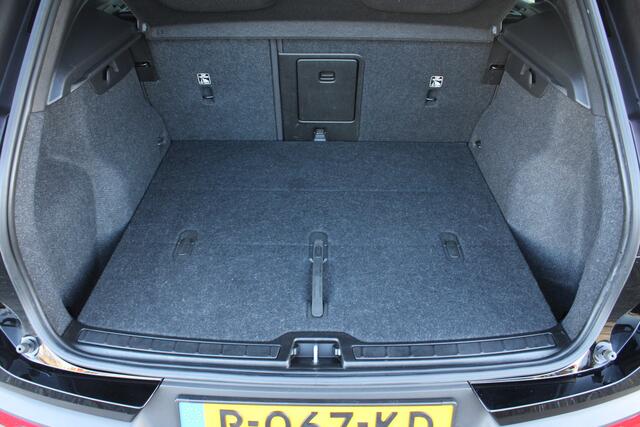 Volvo XC40 Recharge Core | Keyless | Verw. Stoel & stuurwiel | Getint glas | Camera