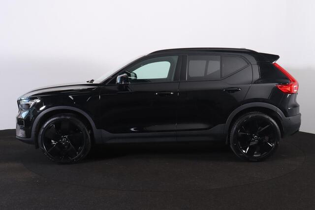 Volvo XC40 B3 Ultra Black Edition - Panorama/schuifdak - IntelliSafe Assist & Surround - 360º Camera - Harman/Kardon audio - LED Pixel koplampen - Verwarmde voorstoelen & stuur - Parkeersensoren voor & achter - Elektr. bedienb. voorstoelen met geheugen links - Draad