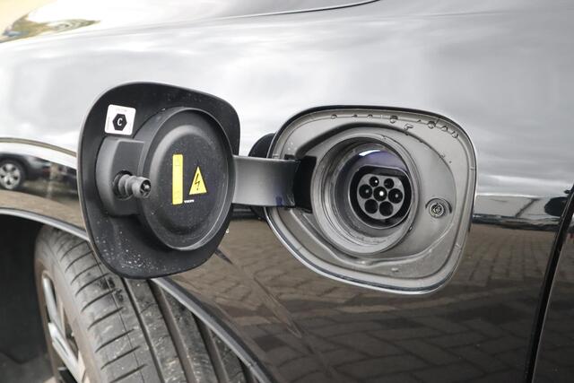 Volvo XC60 2.0 T8 Plug-in hybrid AWD Ultimate Bright | Schuif-/ kanteldak| Head-up Display| 360* Camera| Harman Kardon Audio| Semi- elektrisch inklapbare trekhaak| Keyless Entry| Adaptieve Cruise Control met Pilot Assist| Dodehoeksensoren|
