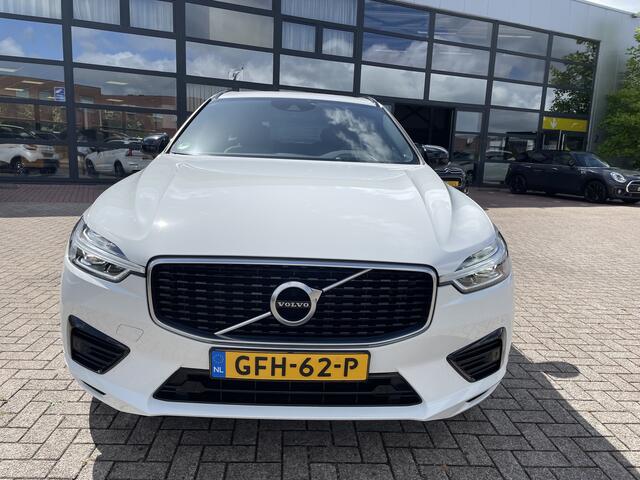 Volvo XC60 2.0 T8 390 pk Recharge AWD R-Design Navigatie Panoramadak Luchtvering Camera Head Up Display Leder Dashboard Carplay Elek. Stoel 19 Inch Velgen Stoelverwarming Standkachel On Call 1e Eigenaar Plug In Hybride BTW Auto