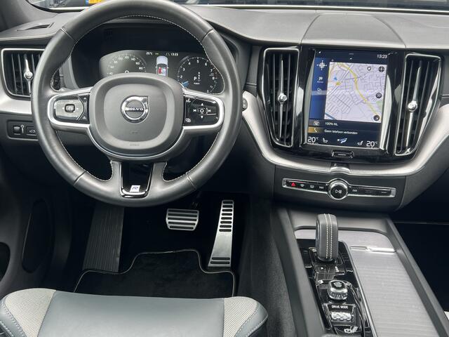 Volvo XC60 2.0 T8 390 pk Recharge AWD R-Design Navigatie Panoramadak Luchtvering Camera Head Up Display Leder Dashboard Carplay Elek. Stoel 19 Inch Velgen Stoelverwarming Standkachel On Call 1e Eigenaar Plug In Hybride BTW Auto